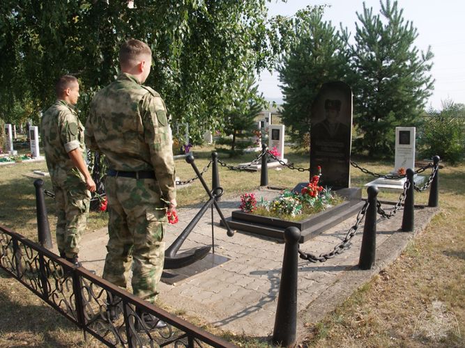 В Хакасии военнослужащие Росгвардии почтили память погибшего моряка