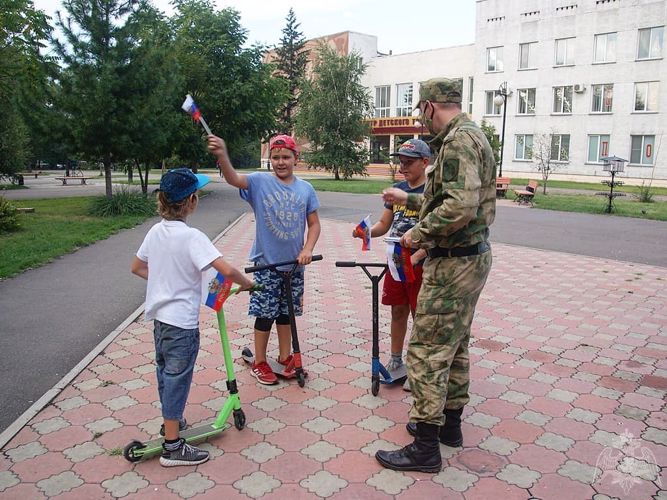 Военнослужащие Росгвардии поздравили жителей Хакасии с Днем государственного флага России