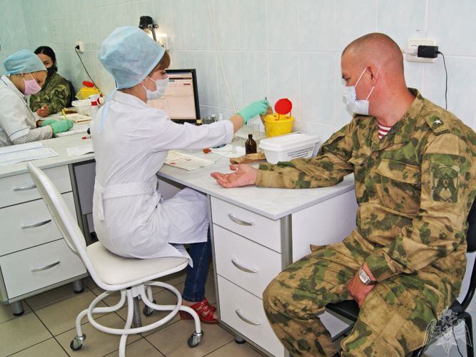 Росгвардия продолжает участвовать в донации крови для нужд медучреждений Хакасии