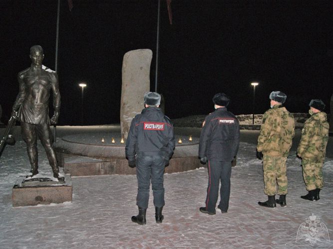 В Хакасии росгвардейцы зажгли свечи в память о не вернувшихся домой защитниках Отечества