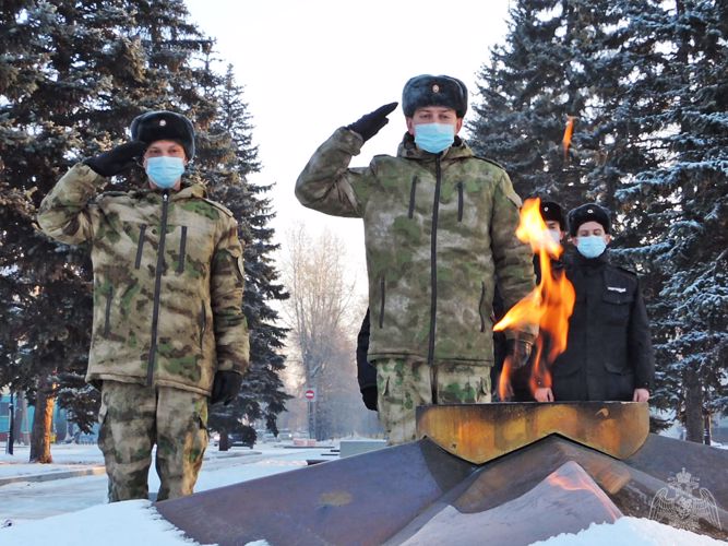Хакасские росгвардейцы и кадеты принесли дань памяти Героям Отечества  