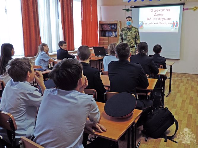 В Абакане подшефные классы Росгвардии познакомились с основным законом страны 