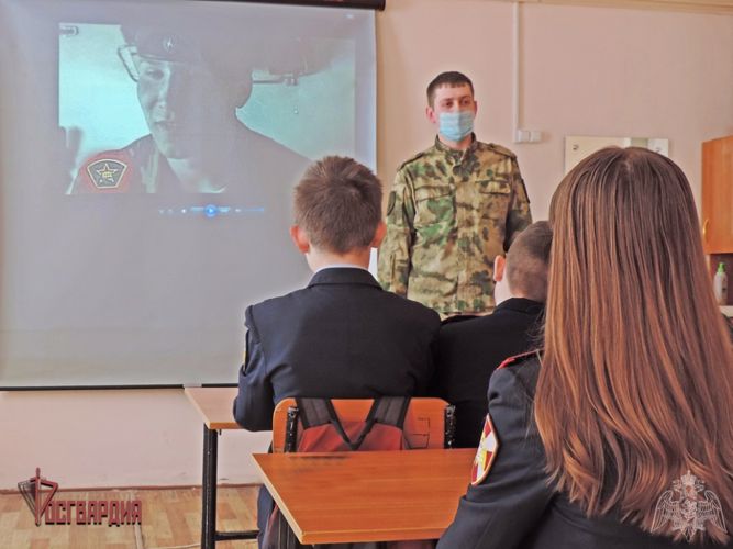 В преддверии юбилея войск правопорядка для абаканских кадетов Росгвардии прошел тематический урок 