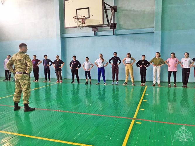 В Хакасии военнослужащий Росгвардии поддержал праздничную акцию "Зарядка под защитой"