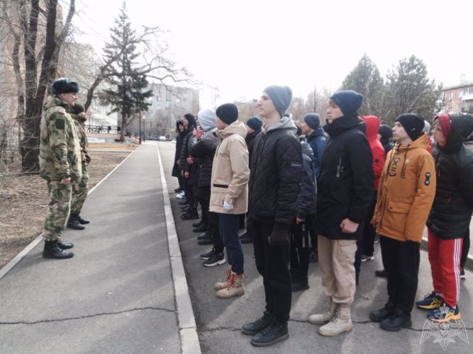 Росгвардейцы Хакасии готовят абаканских школьников к участию в Параде Победы  