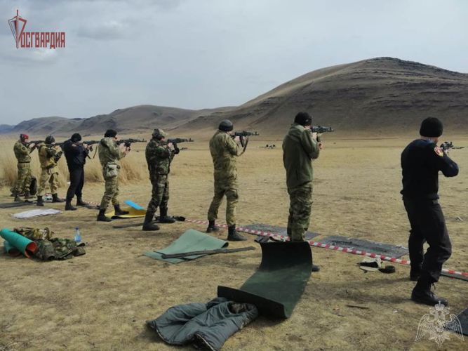 Росгвардейцы Хакасии соревновались в стрельбе из боевого оружия