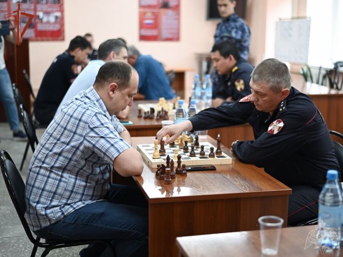В Абакане росгвардейцы и госавтоинспекторы провели товарищеский турнир по шахматам