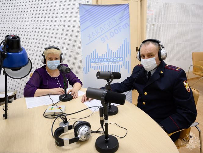 Начальник отдела вневедомственной охраны Росгвардии по Абакану поздравил сотрудников и ветеранов в эфире республиканского радио