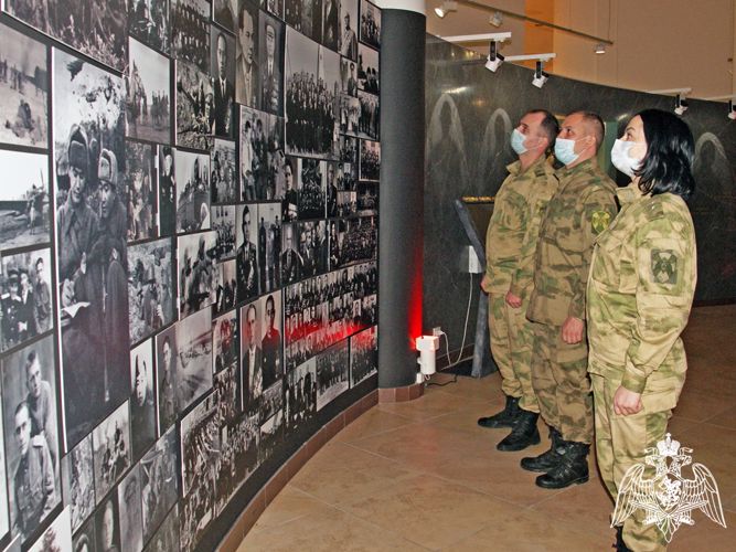 Сталинградская битва стала темой экскурсии для росгвардейцев по «Залу боевой славы Хакасии» 
