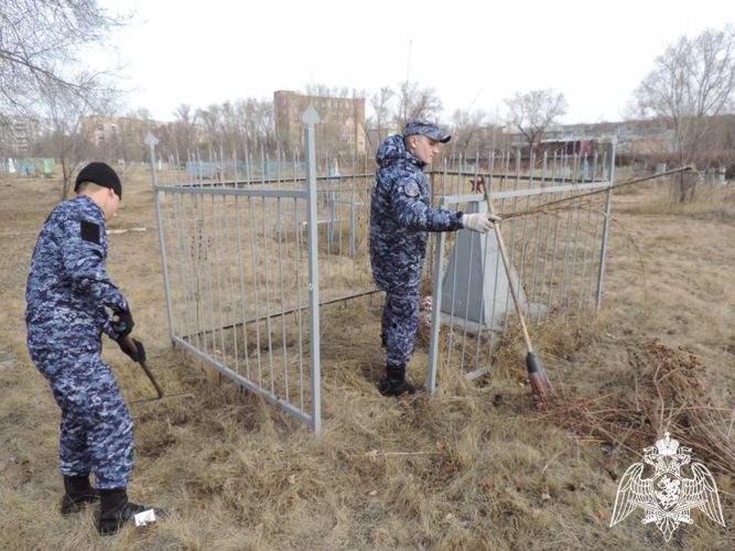 Росгвардейцы в Хакасии привели в порядок места захоронений участников Великой Отечественной 