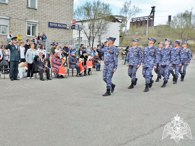 Парадный расчет Росгвардии поздравил с наступающим Днем Победы ветерана Льва Яроша в Хакасии