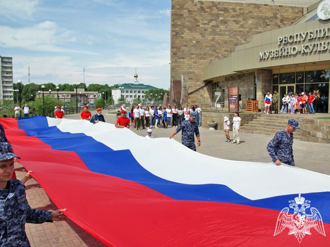 При участии росгвардейцев в Абакане развернут тридцатиметровый российский флаг