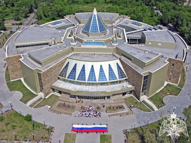 При участии росгвардейцев в Абакане развернут тридцатиметровый российский флаг