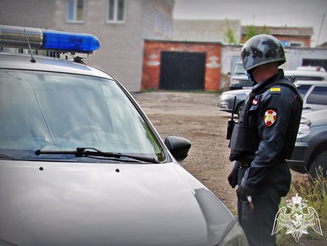 Подозреваемых в нанесении ножевого ранения задержали сотрудники вневедомственной охраны Росгвардии в Абакане