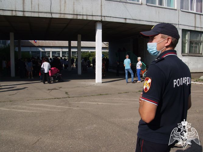 В Хакасии росгвардейцы обеспечивают безопасность в День знаний