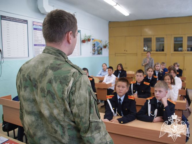 Дню солидарности в борьбе с терроризмом посвятили урок мужества росгвардейцы в Хакасии 