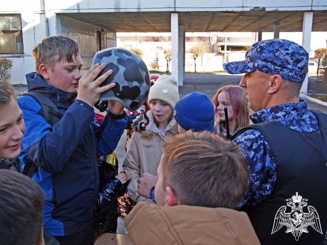 Росгвардейцы рассказали абаканским кадетам о службе во вневедомственной охране