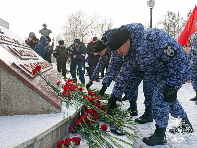 Офицеры Росгвардии по Хакасии почтили память земляков, погибших при исполнении служебного долга