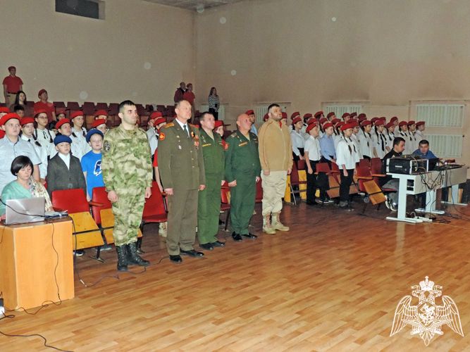 Офицер Росгвардии вручил абаканским школьникам значки юнармейца