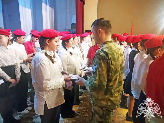 Офицер Росгвардии вручил абаканским школьникам значки юнармейца
