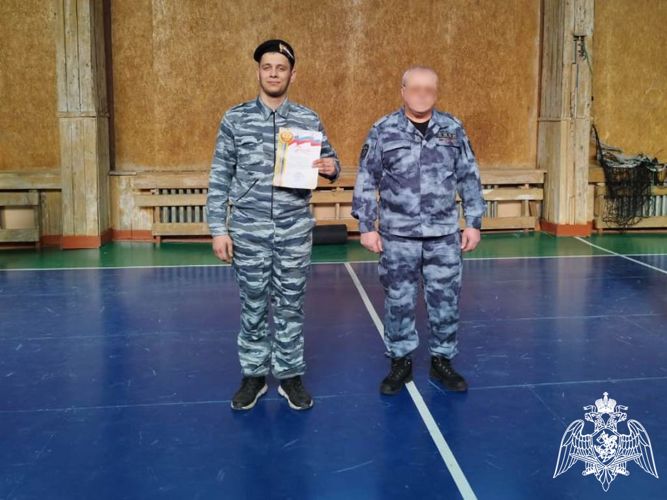Сотрудники спецназа Росгвардии наградили победителей военно-спортивных игр в Абакане 