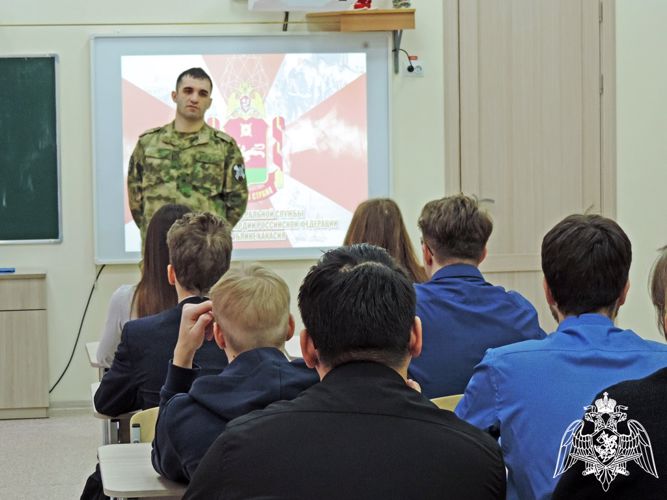 Росгвардейцы познакомили абаканских школьников с войсками правопорядка