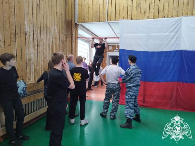 Сотрудники спецназа Росгвардии наградили победителей военно-спортивных игр в Абакане 
