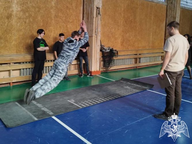 Сотрудники спецназа Росгвардии наградили победителей военно-спортивных игр в Абакане 