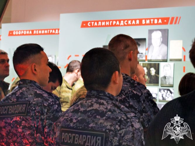 В годовщину победы в Сталинградской битве росгвардейцы посетили «Зал боевой славы Хакасии» 
