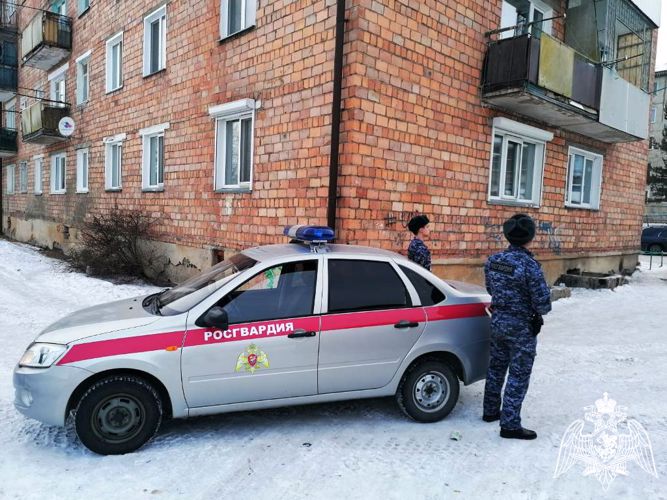 Сотрудники Росгвардии помогли эвакуировать жильцов загоревшейся многоэтажки в Хакасии 