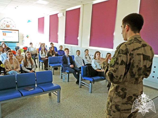 Росгвардейцы рассказали активной молодежи Абакана о военных профессиях