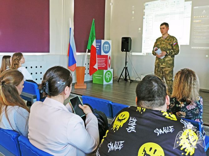 Росгвардейцы рассказали активной молодежи Абакана о военных профессиях