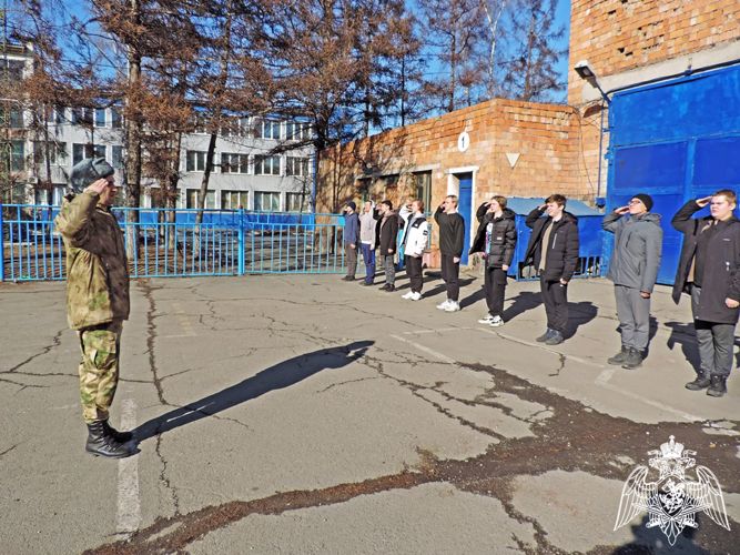 Росгвардейцы провели для студентов Абакана урок строевой подготовки 