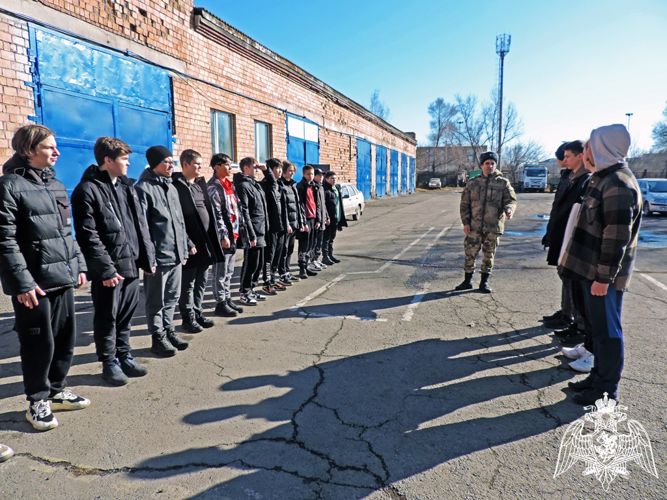 Росгвардейцы провели для студентов Абакана урок строевой подготовки 