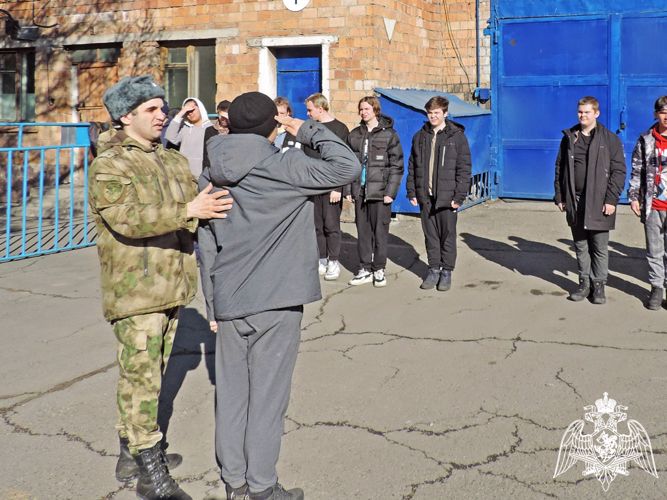 Росгвардейцы провели для студентов Абакана урок строевой подготовки 
