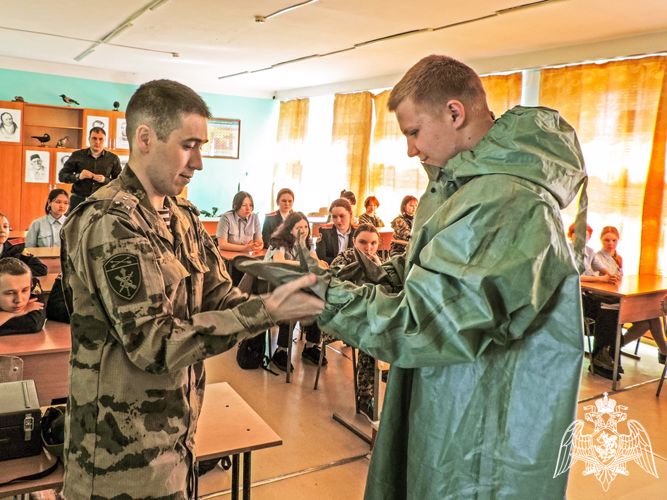 Военнослужащие Росгвардии провели занятия по РХБ защите с абаканскими школьниками 