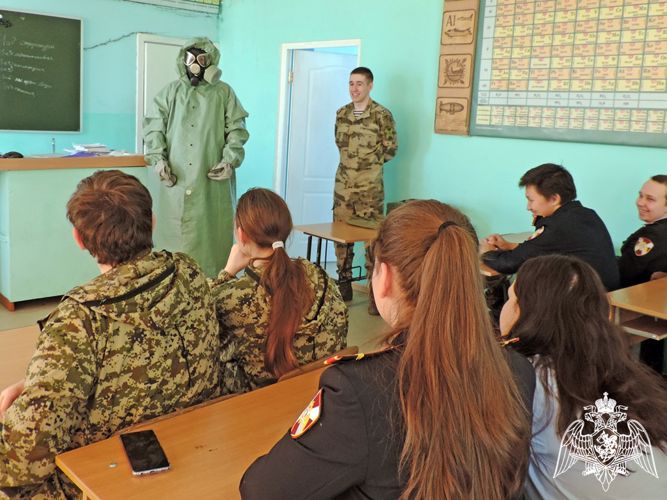 Военнослужащие Росгвардии провели занятия по РХБ защите с абаканскими школьниками 