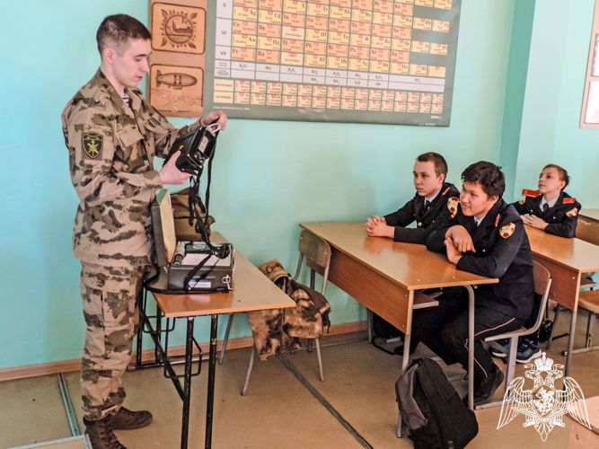 Военнослужащие Росгвардии провели занятия по РХБ защите с абаканскими школьниками 
