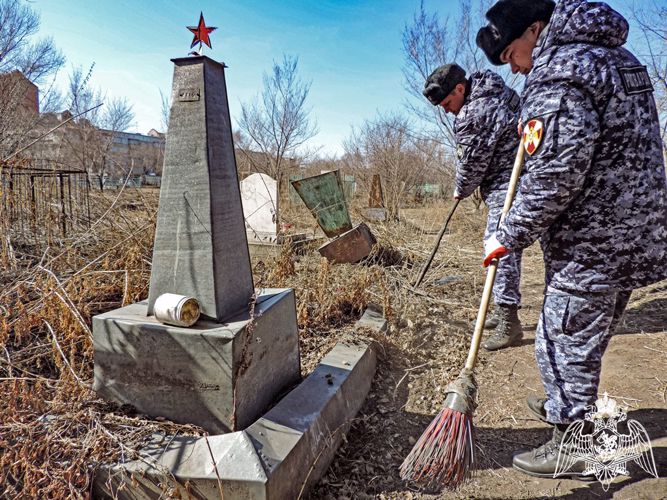 Места захоронений участников Великой Отечественной войны облагораживают росгвардейцы в Хакасии 