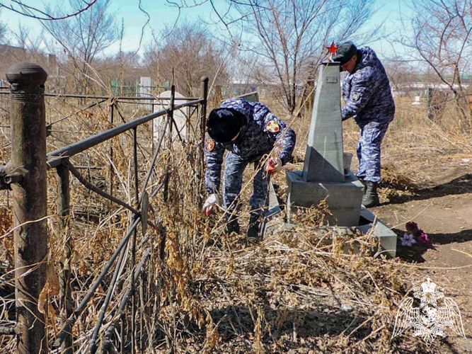 Места захоронений участников Великой Отечественной войны облагораживают росгвардейцы в Хакасии 