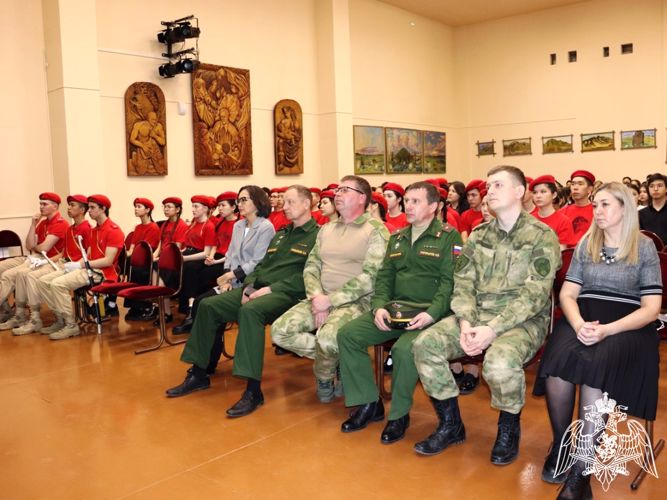В Абакане росгвардейцы поздравили новоиспеченных юнармейцев со вступлением в ряды патриотического движения 