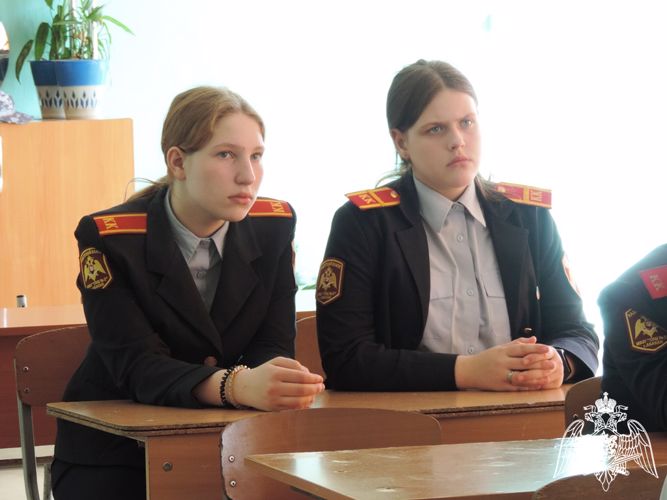 Урок мужества ко Дню воинской славы провели росгвардейцы для кадет Абакана 