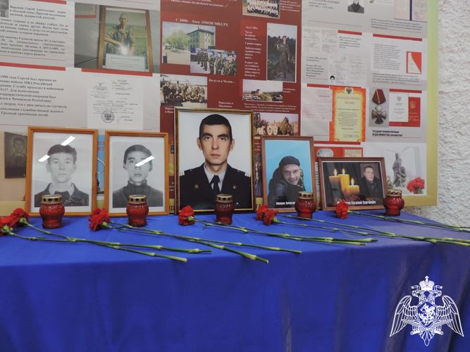 Память бойца ОМОН Руслана Куценко почтили в строительном техникуме Абакана 