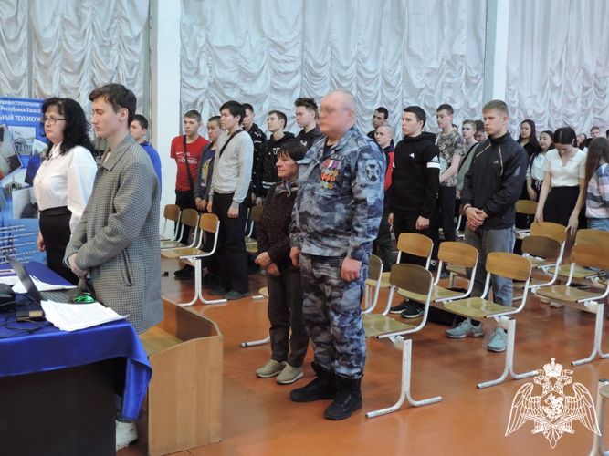 Память бойца ОМОН Руслана Куценко почтили в строительном техникуме Абакана 
