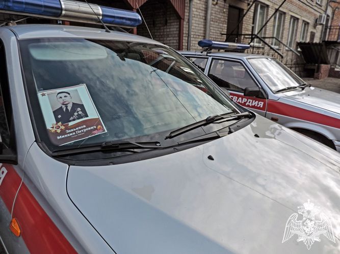 К патриотической акции «Бессмертный автополк» присоединились росгвардейцы в Хакасии