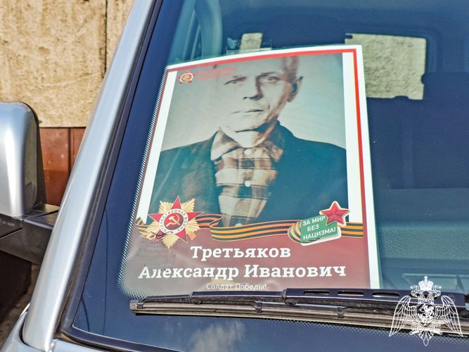 К патриотической акции «Бессмертный автополк» присоединились росгвардейцы в Хакасии