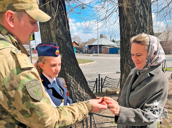 Росгвардейцы и кадеты вручили абаканцам георгиевские ленточки