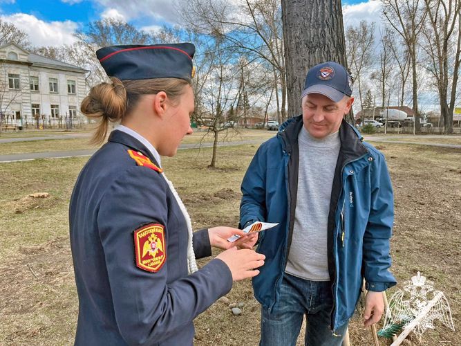 Росгвардейцы и кадеты вручили абаканцам георгиевские ленточки