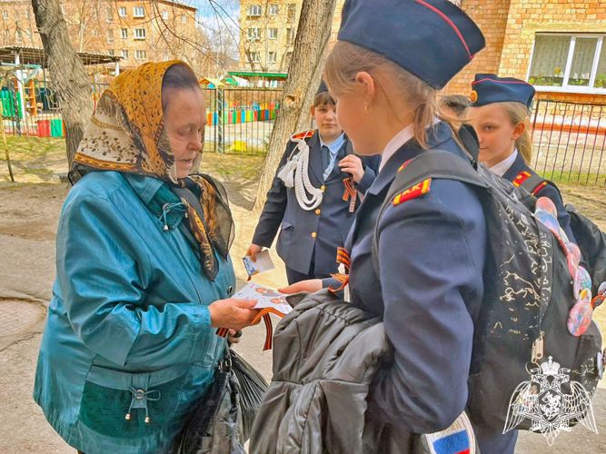 Росгвардейцы и кадеты вручили абаканцам георгиевские ленточки
