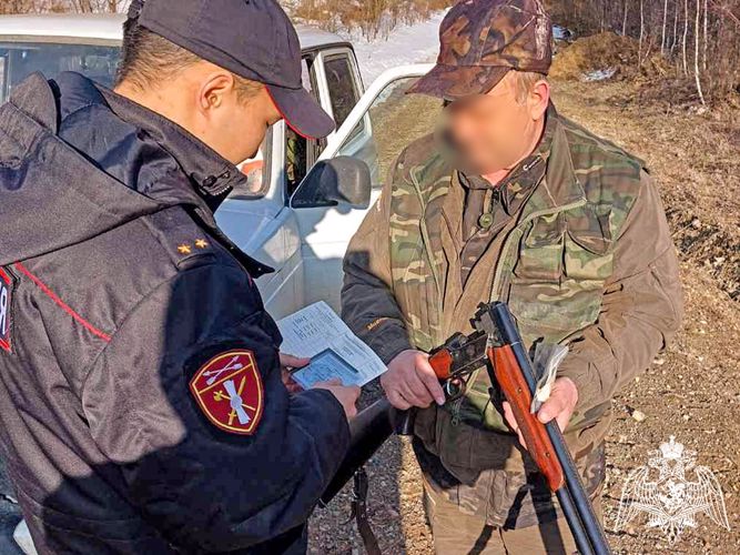 В рамках начала весеннего сезона охоты сотрудники Росгвардии проверили в Хакасии владельцев оружия 